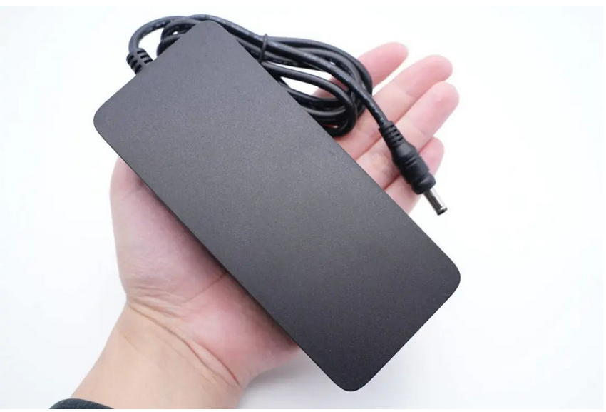 电动自行车进入氮化镓时代，拆解尊龙凯时168W氮化镓锂电池充电器 