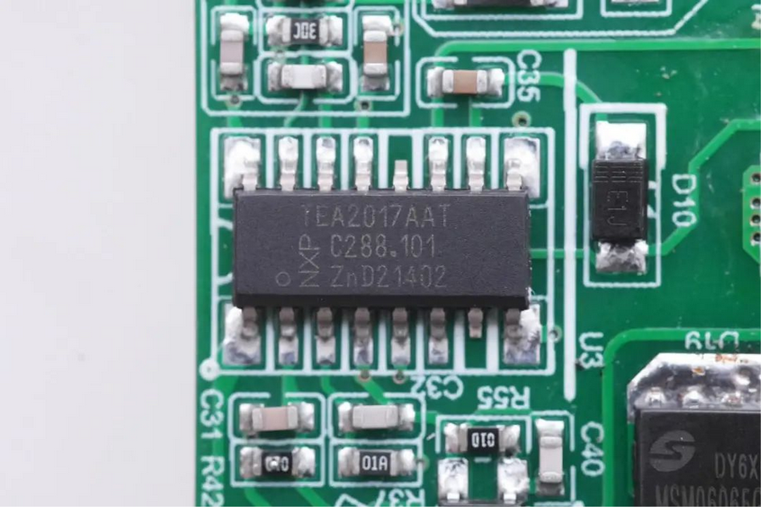 电动自行车进入氮化镓时代，拆解尊龙凯时168W氮化镓锂电池充电器 